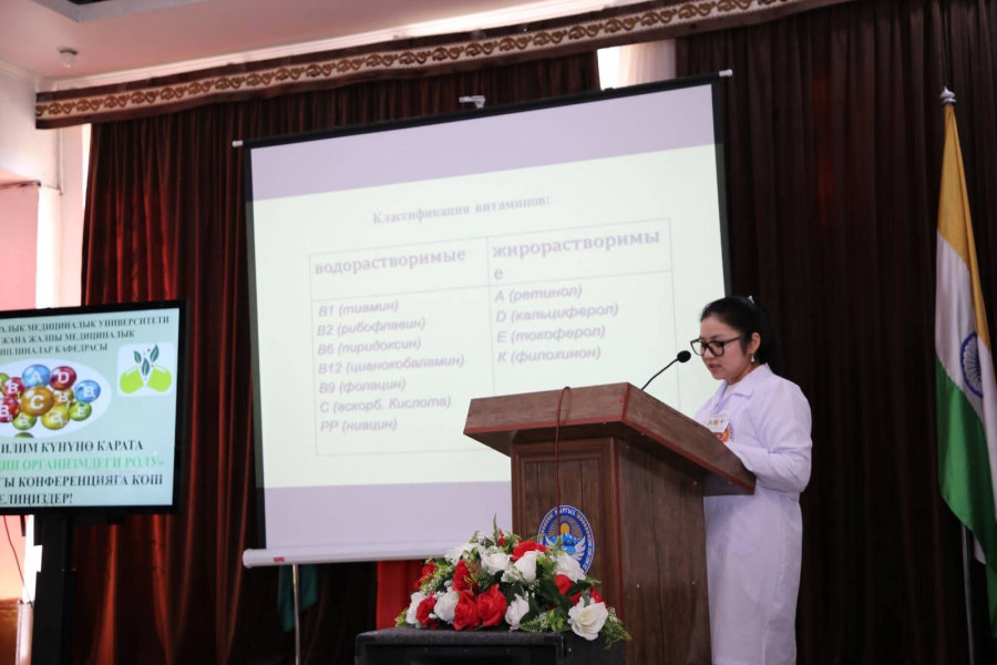 ФАРМв-2-23 тайпасынын студенти Касинбекова Э. баяндама окуп жаткан учуру 