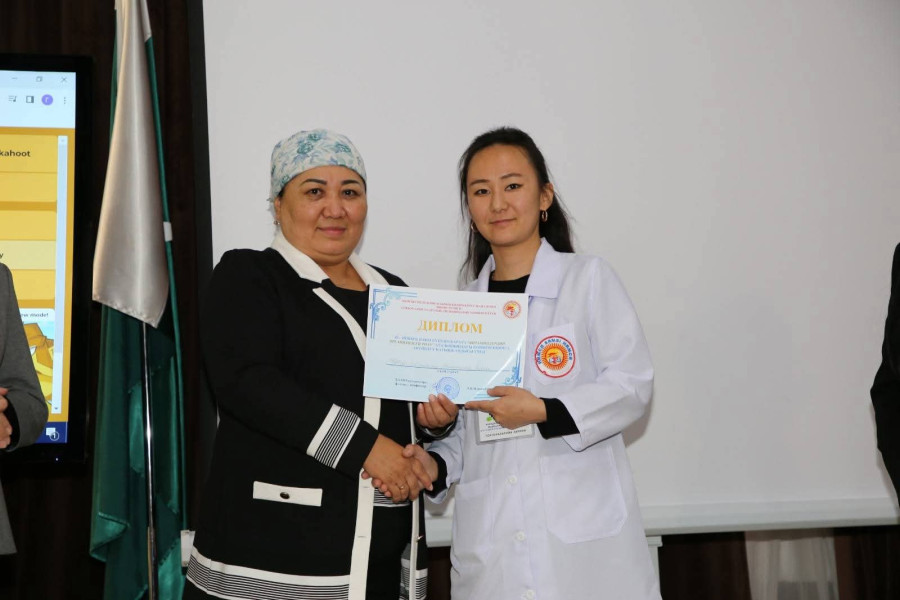 ФАРМв-1-23 тайпасынын студенти Тоактоназарова Заринага.  I даражадагы диплом тапшыруу учурунда 