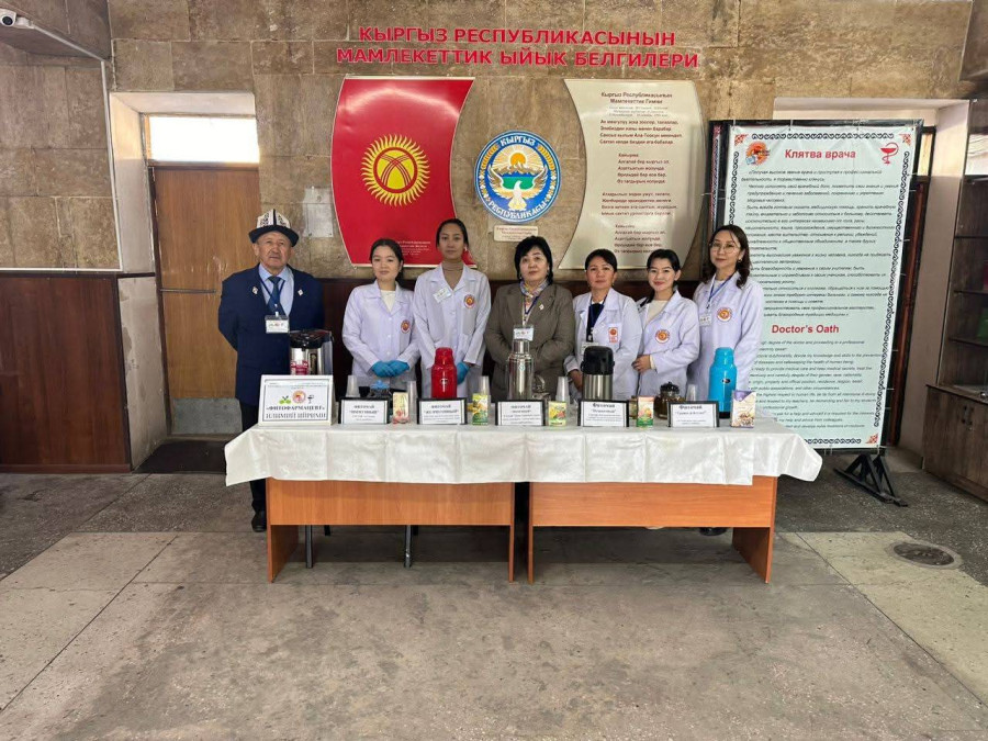 "Фитофармацевт" студенттик илимий ийриминин  фито чайларды даярдоо учуру 